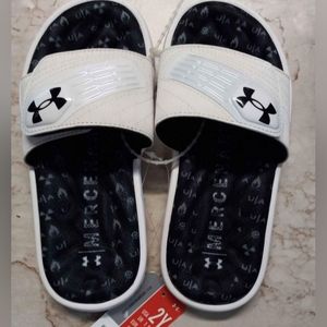*NWT* Underarmour Kids Slides Size 2 & 4